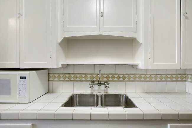 Building Photo - 5924 La Vista Dr