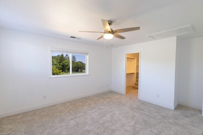 Building Photo - Beautiful 5 bedroom/3bath home with a pool