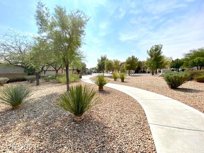 Building Photo - Gated Community! Fabulous 4 Bedrooms Plus ...