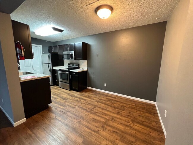 Building Photo - Updated Townhouse!!