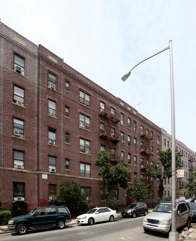 Building Photo - 16-15 Putnam Ave