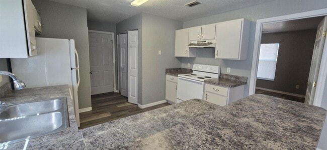 Building Photo - 5496 NW 57th Ave