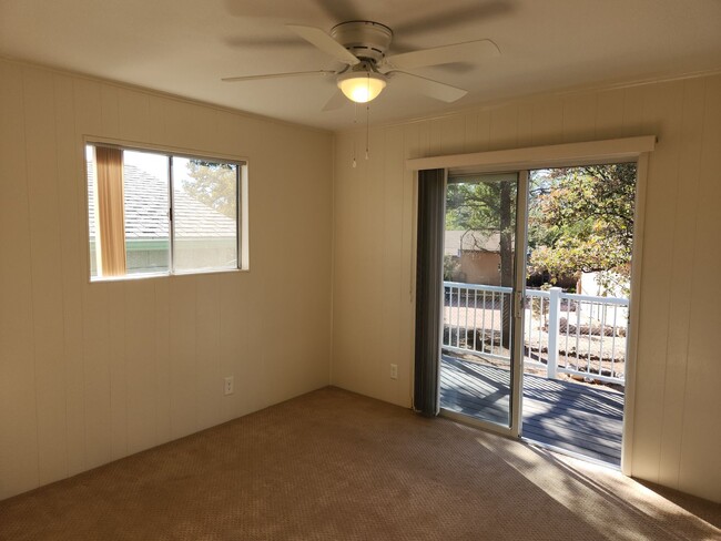 Building Photo - 2 Bed / 1 Bath with Oversized single car g...