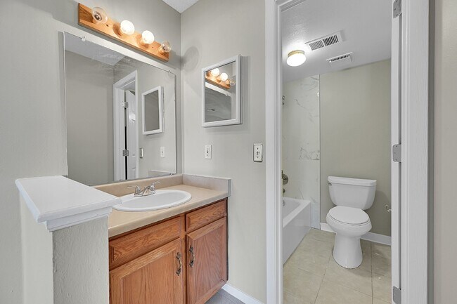 Building Photo - $1,650.00 - 2 Bedrooms, 1.5 Bathrooms Condo in Aurora with Cozy Fireplace!