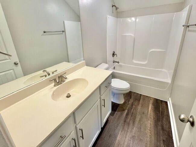 Building Photo - Now Lasing a 4 Bedroom 2.5 bath home in Ho...