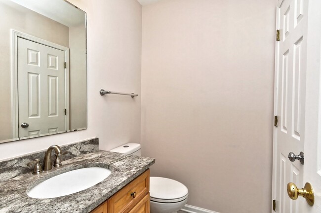 Building Photo - Very Nice 3br/2.5bth Townhome in Melrose P...