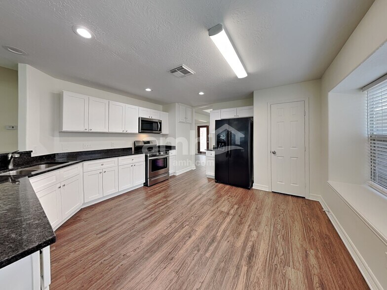 Building Photo - 1830 Arrowhead Ct