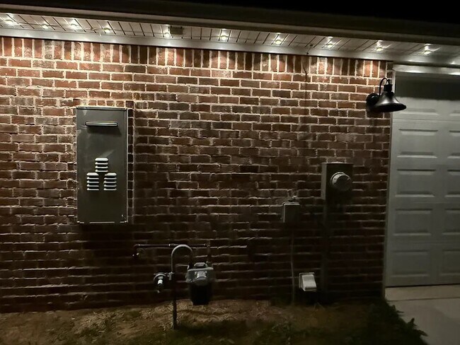 Building Photo - 300 N Rayleigh Dr