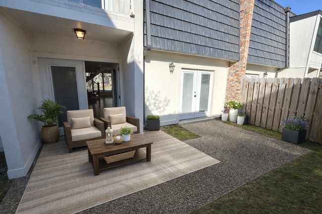 Building Photo - Cozy Beachfront Townhome