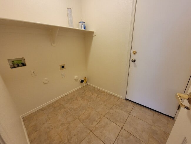 Building Photo - Updated 3 bed with 3-Garage in Bridlewood Subdivision