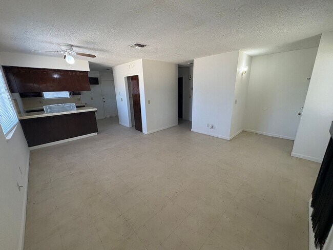 Building Photo - 2096