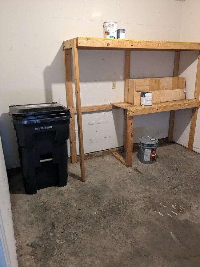 Building Photo - 2411 Carnation Dr