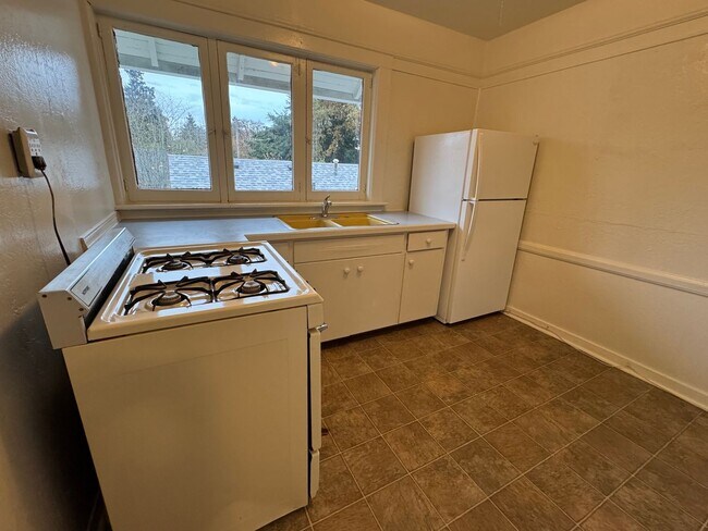 Building Photo - Studio in Downtown Eugene