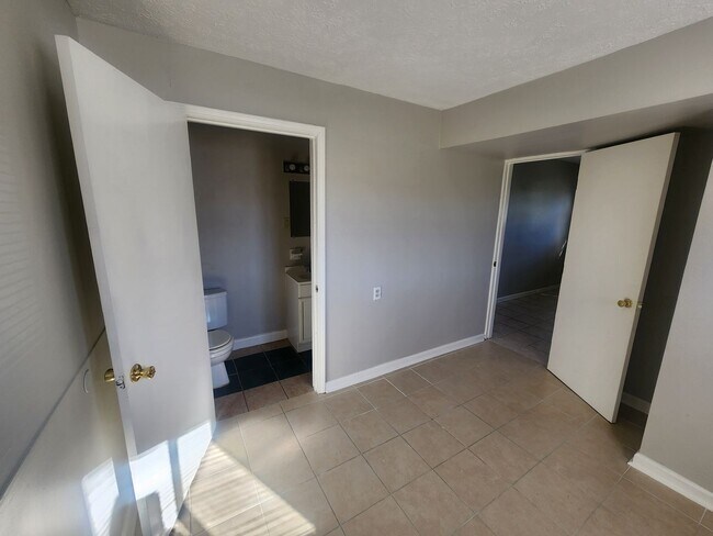 Building Photo - Lovely 4 bedroom 2 full bath bi-level home with large garage