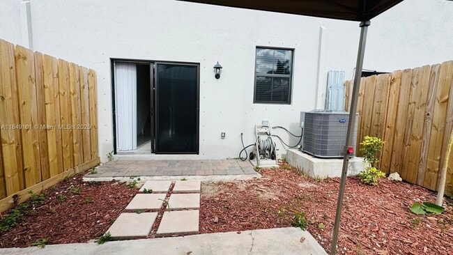 Building Photo - 1220 NE 5th Ct