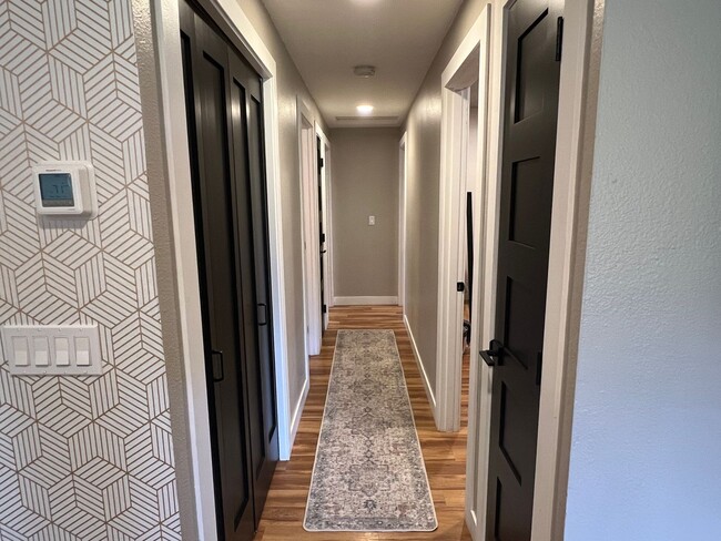 Building Photo - Remodeled 3 Bedroom Troutdale Home