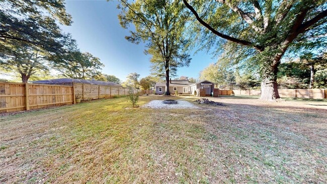 Building Photo - 1412 N Sharon Amity Rd