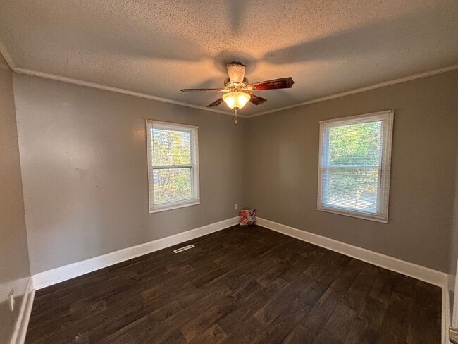 Building Photo - Coming Soon! 3 bedroom 1 bathroom house !