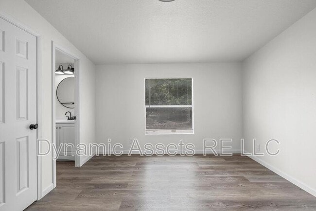 Building Photo - 403 N Walnut St