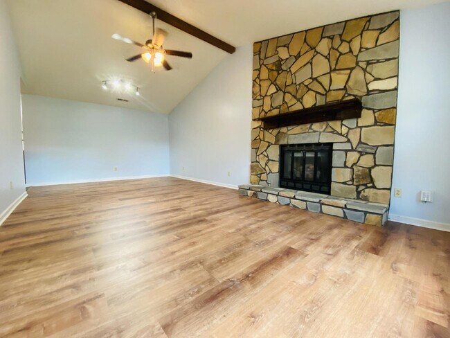Building Photo - 1/2 off one month* "Spacious 3-Bedroom Retreat with 2 Full Baths in Peaceful Meridianville!"