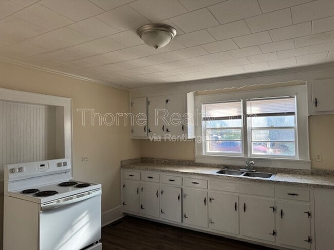 Building Photo - 940 Blandwood Ave