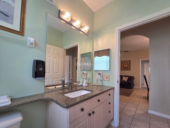 Building Photo - Spacious 3-bed, 2-bath Condo with Amenitie...
