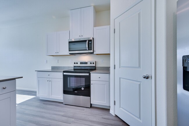 Building Photo - NW 3 Bedroom Townhouse!! Gated Community P...