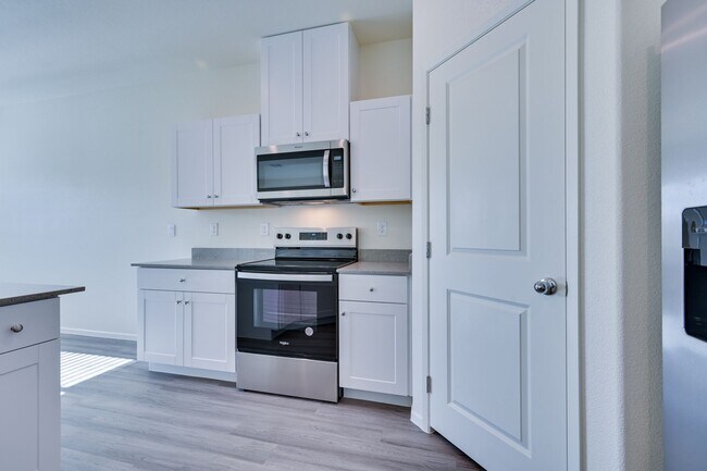 Building Photo - NW 3 Bedroom Townhouse!! Gated Community Pool!! 2 Car Garage!!! No Carpet downstairs.