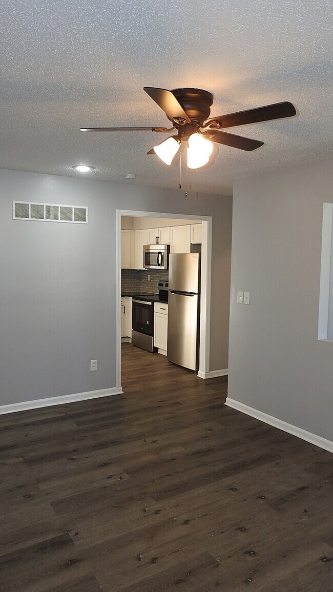Building Photo - Welcome home to this spacious 3 bedrooms and 2 full baths duplex located on Orchard St in Pleasan...