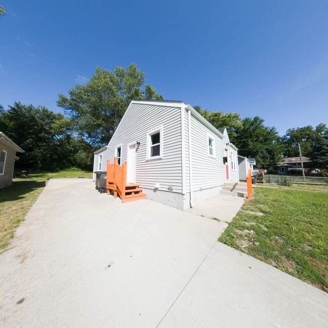 Building Photo - Gorgeous 4 Bedroom 1 Bath Home - Pyramid P...
