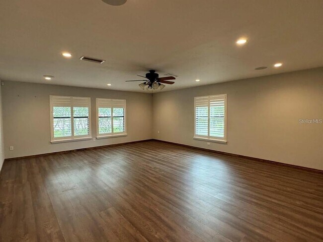 Building Photo - 5033 Vivienda Way