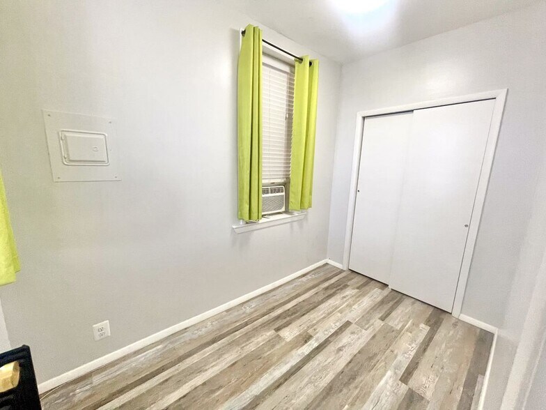 Building Photo - 80 Malcolm Ave