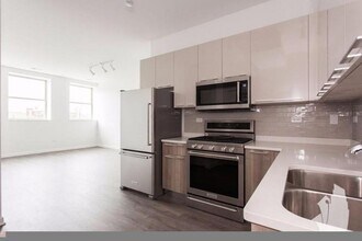 Building Photo - 3 bedroom in Chicago IL 60613