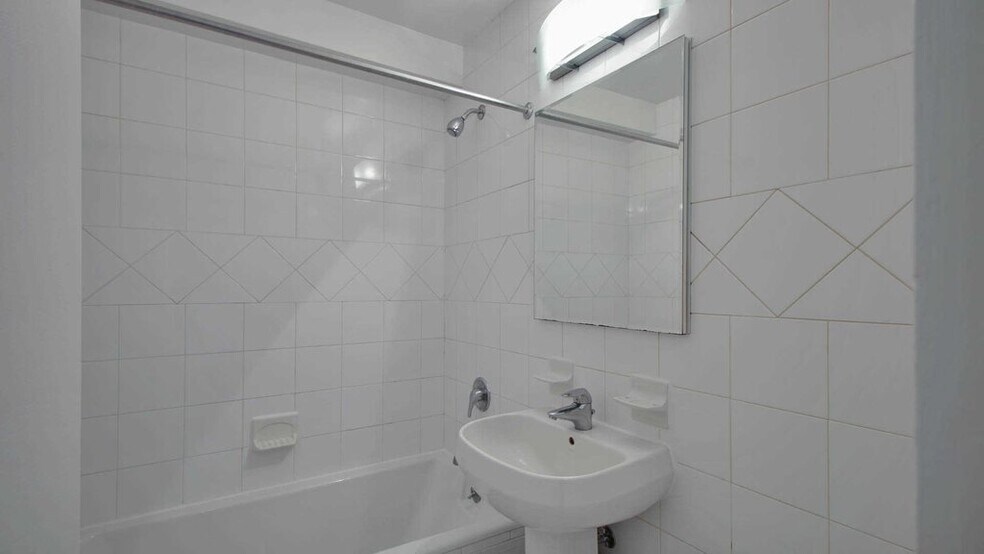 Building Photo - 420 E 80th St