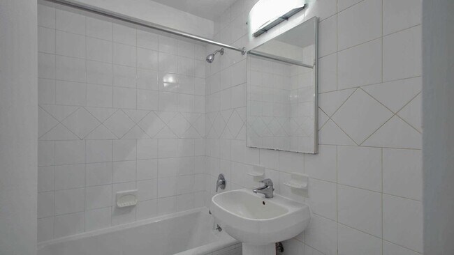 Building Photo - 420 E 80th St
