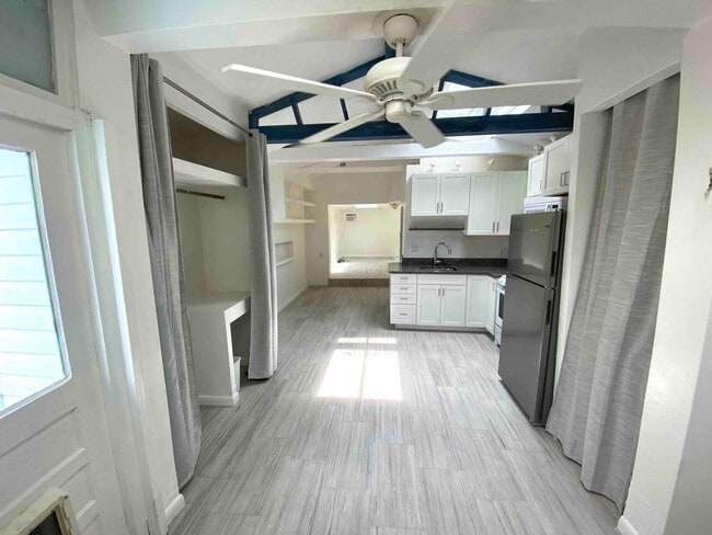 Building Photo - Beautiful large studio 2 blocks from the beach