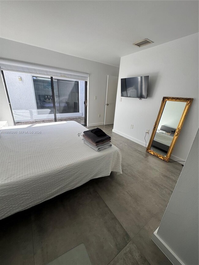 Building Photo - 534 NE 195th St