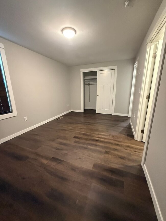 Building Photo - Beautifully renovated Pet Friendly Two Bed...