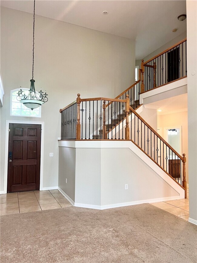 Building Photo - 564 S Pierremont Dr