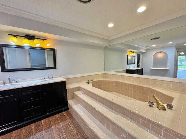 Building Photo - Lake Hartridge Condo - Two Levels with Water Views