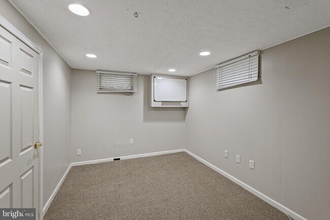 Building Photo - 1541 Doxbury Rd