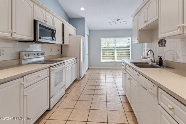 Building Photo - 41 Felwood Ln