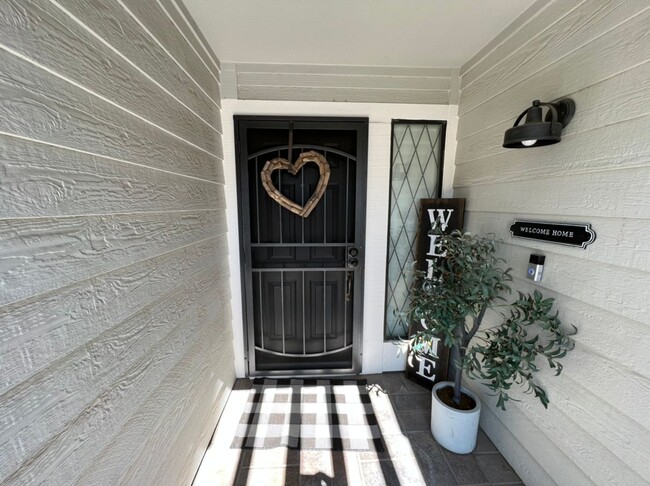 Building Photo - 3 bedroom in desirable Regency Park!