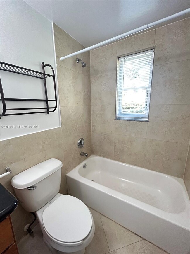 Building Photo - 2880 Pine Tree Dr