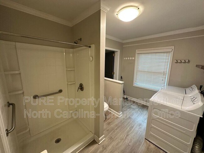 Building Photo - 2615 Ashley Rd
