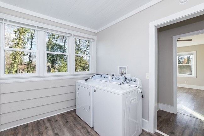 Building Photo - Gorgeous Move-In Ready Home