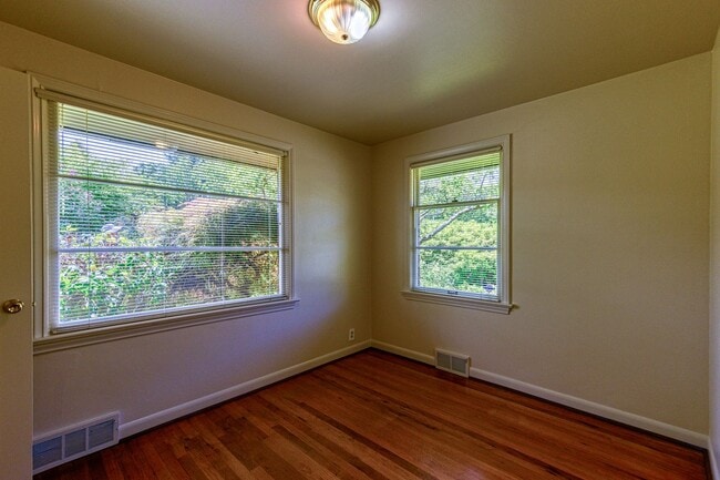 Building Photo - Laurelhurst Home