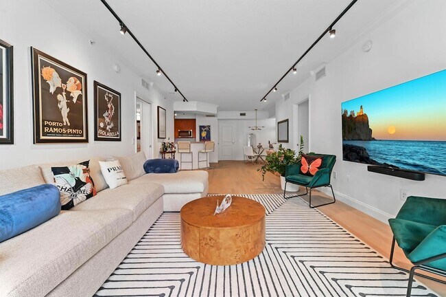 Building Photo - 350 SE 2nd St