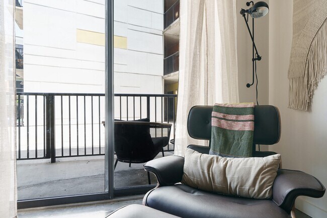 Building Photo - Live in Midtown for $1,515 – Prime Location!