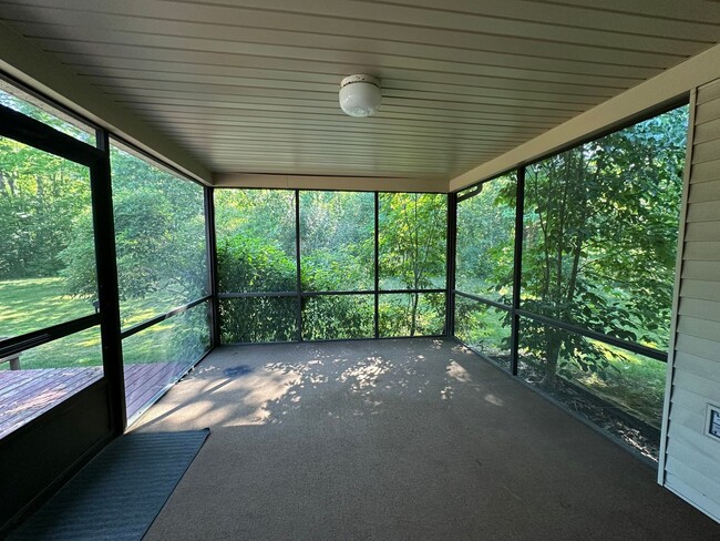 Building Photo - Large Home in Forest Hills School District